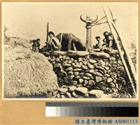 藏品(伊哥羅族家屋前)的圖片